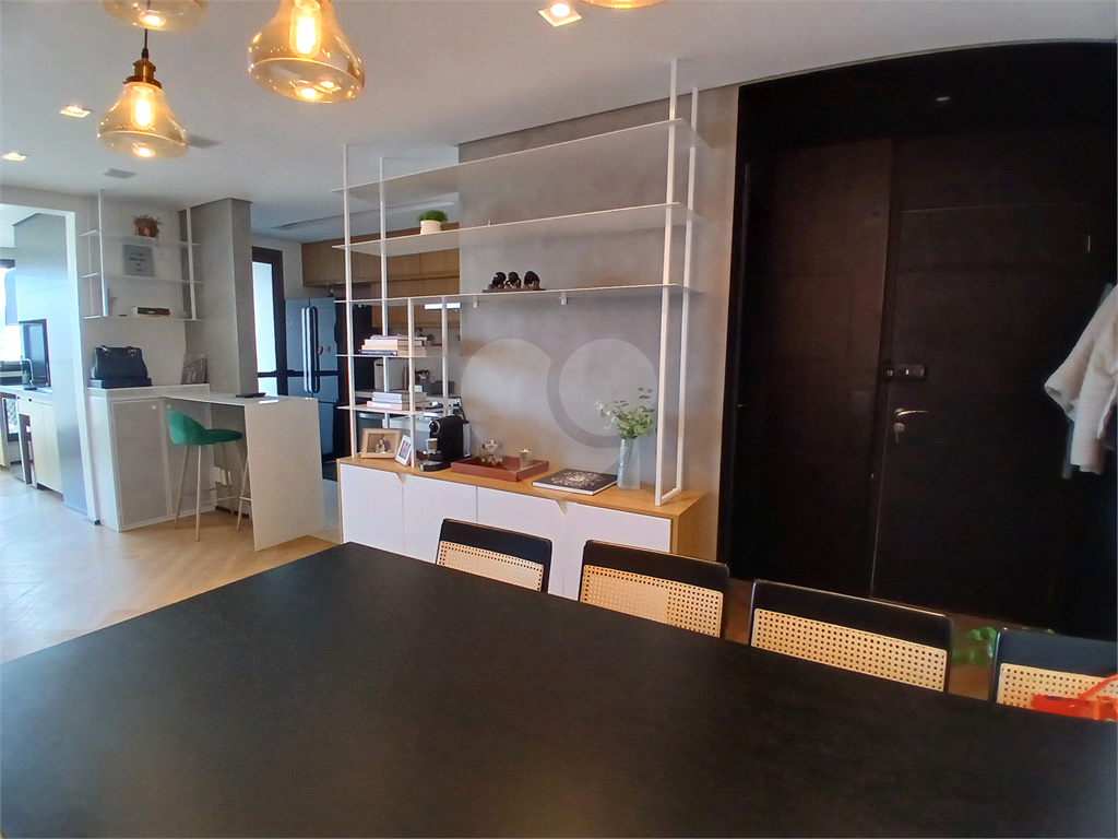 Apartamento impecável à venda com varanda gourmet em andar alto.