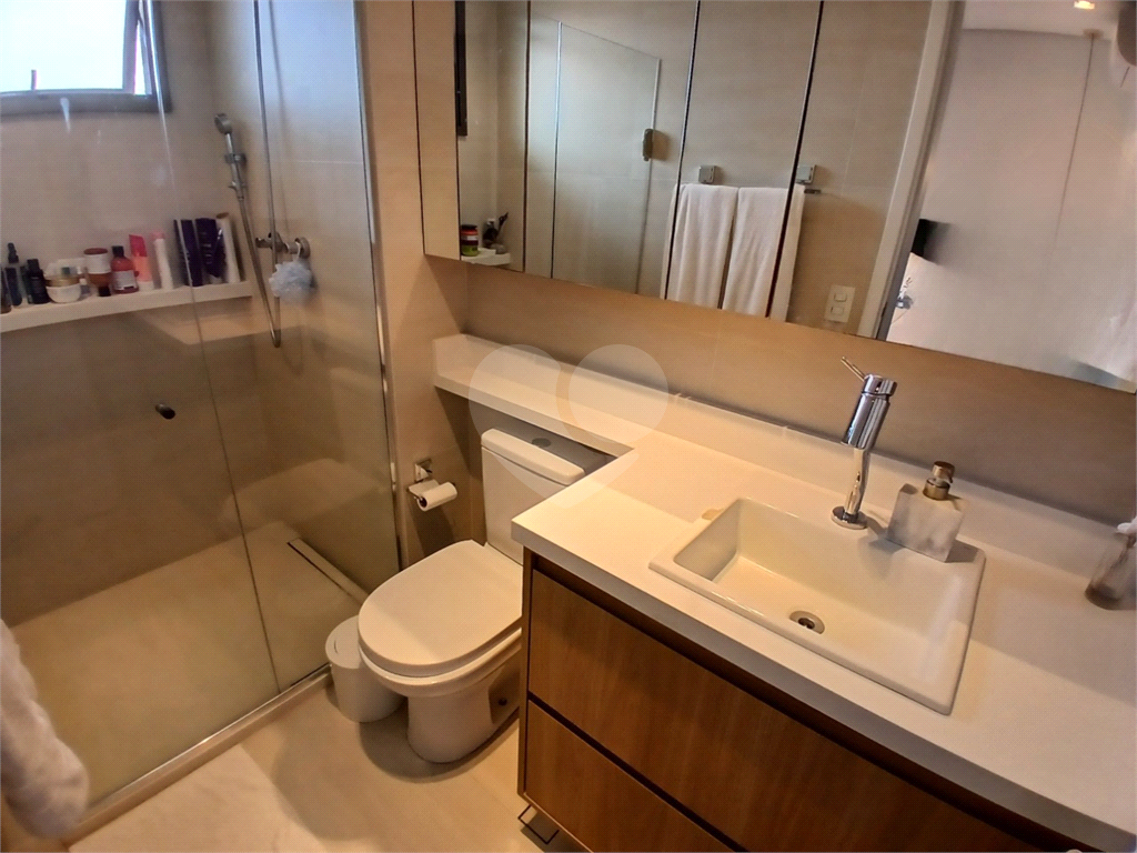 Apartamento impecável à venda com varanda gourmet em andar alto.