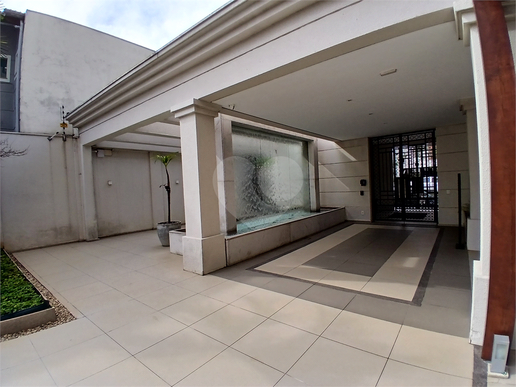 Apartamento impecável à venda com varanda gourmet em andar alto.