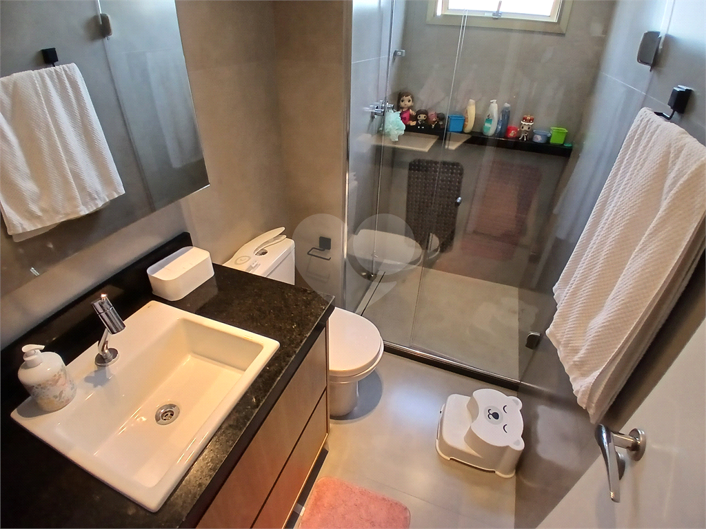 Apartamento impecável à venda com varanda gourmet em andar alto.