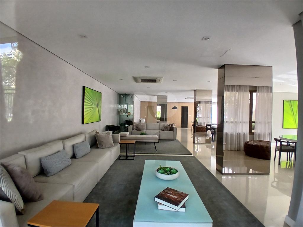Apartamento impecável à venda com varanda gourmet em andar alto.