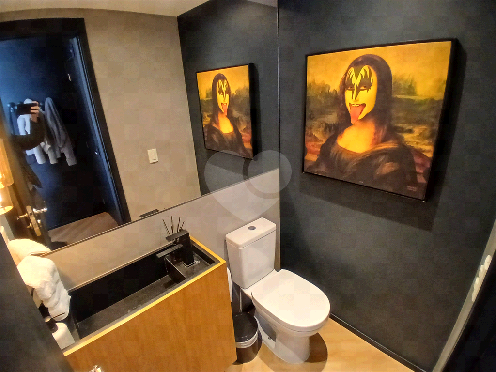 Apartamento impecável à venda com varanda gourmet em andar alto.
