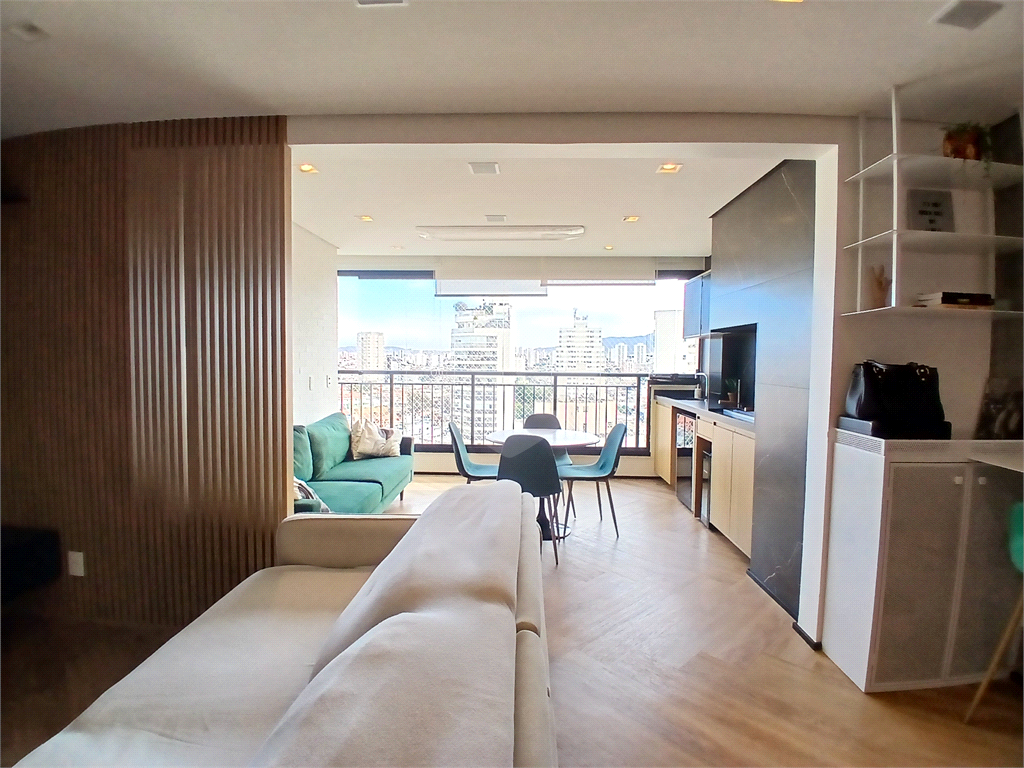 Apartamento impecável à venda com varanda gourmet em andar alto.