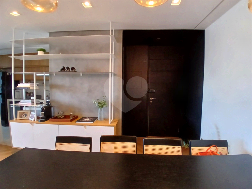 Apartamento impecável à venda com varanda gourmet em andar alto.