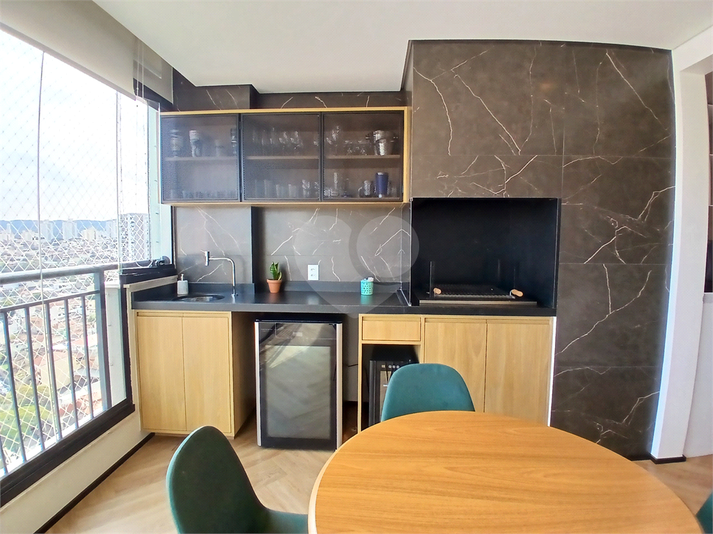 Apartamento impecável à venda com varanda gourmet em andar alto.