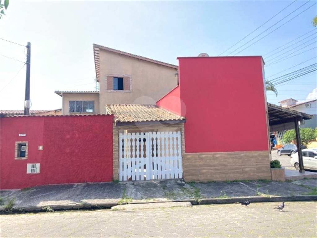 Oportunidade Única! Casa com Piscina, 2 Comércios e 2 Residências a Apenas 1500m da Praia em Itanhaém – Bopiranga