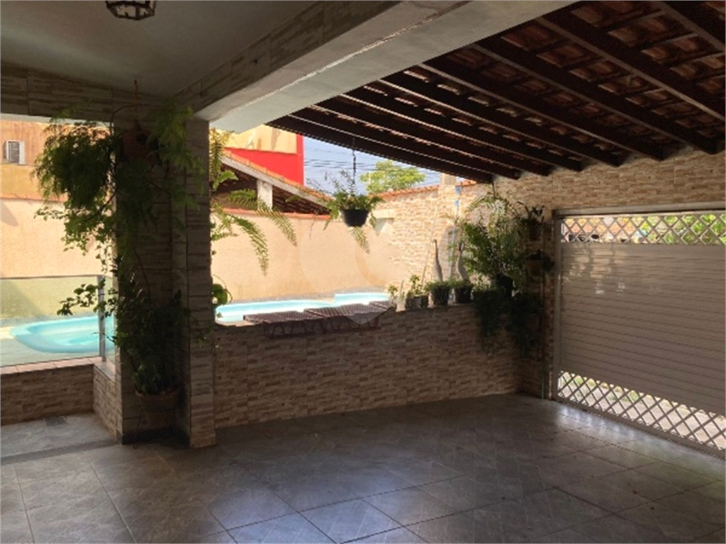 Oportunidade Única! Casa com Piscina, 2 Comércios e 2 Residências a Apenas 1500m da Praia em Itanhaém – Bopiranga