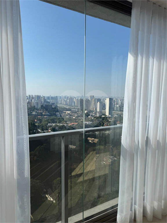 APARTAMENTO em MORUMBI