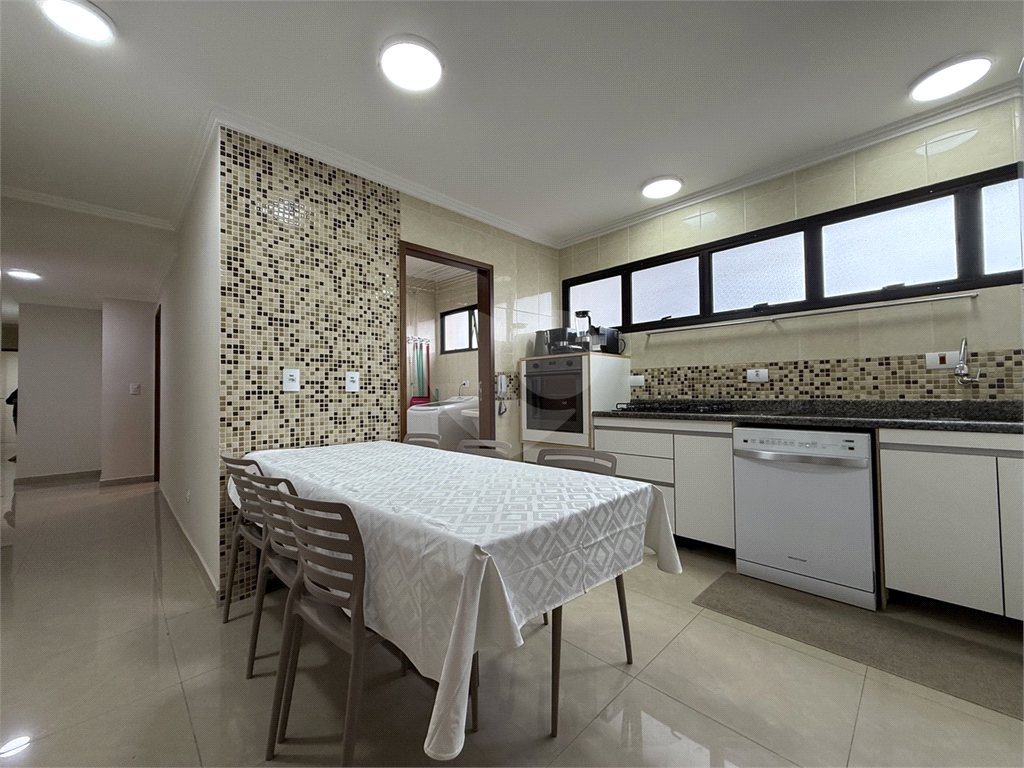 Confortável Apartamento de 4 dorms, 2 suítes, de 152 m2 na Av. General Rondon - Astúrias 