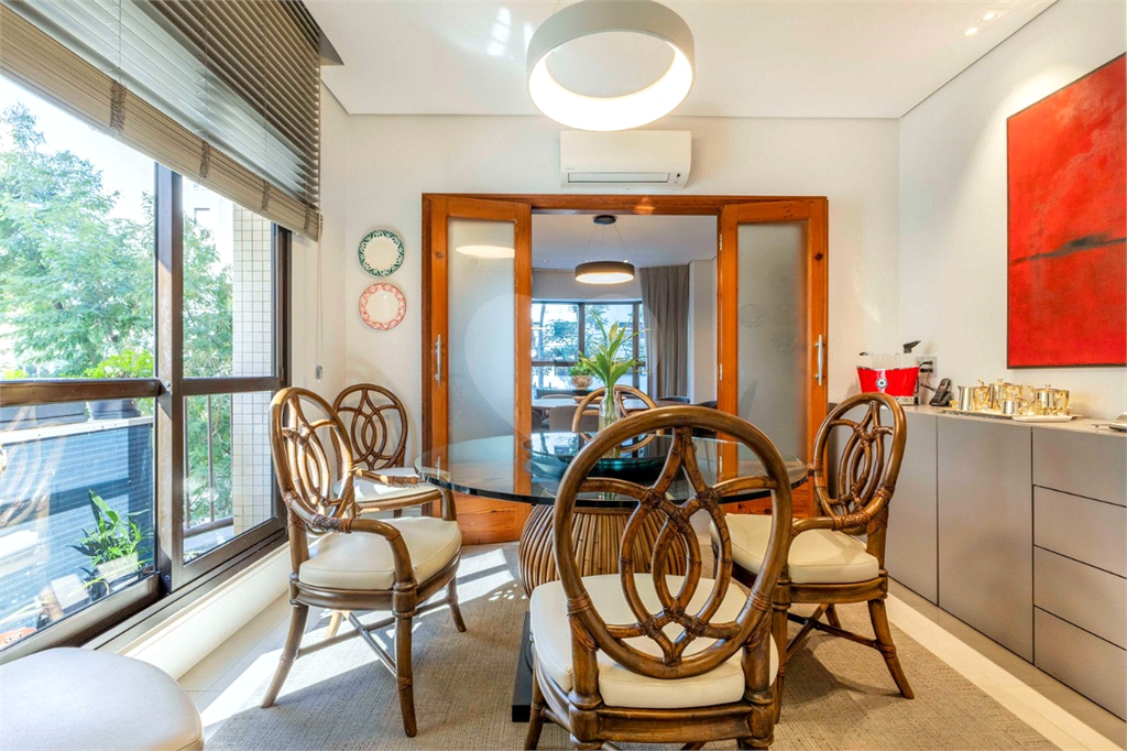 Apartamento em Moema Pássaros na melhor rua do bairro.