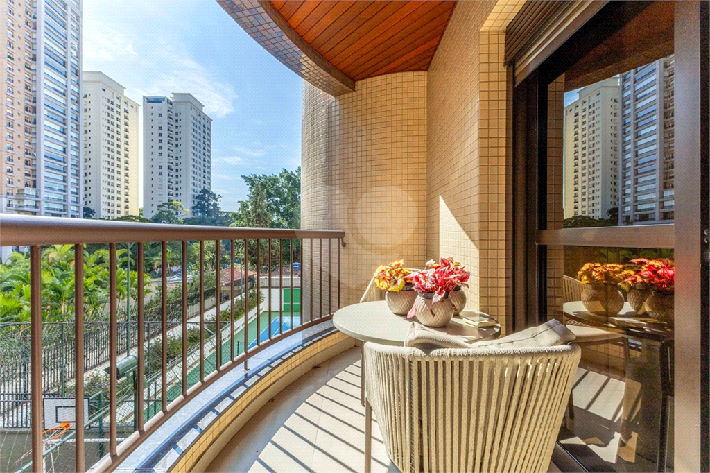 Apartamento em Moema Pássaros na melhor rua do bairro.