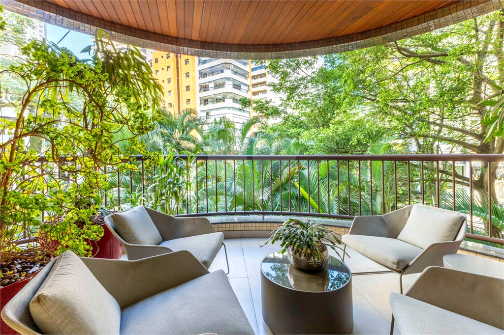 Apartamento em Moema Pássaros na melhor rua do bairro.