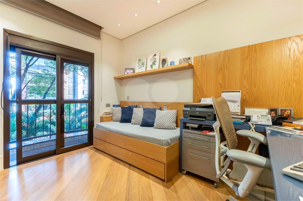 Apartamento em Moema Pássaros na melhor rua do bairro.