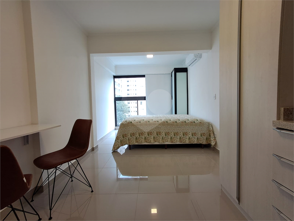 Imóvel 26m² com quarto, cozinha, sala e 1 vaga de garagem Pompéia