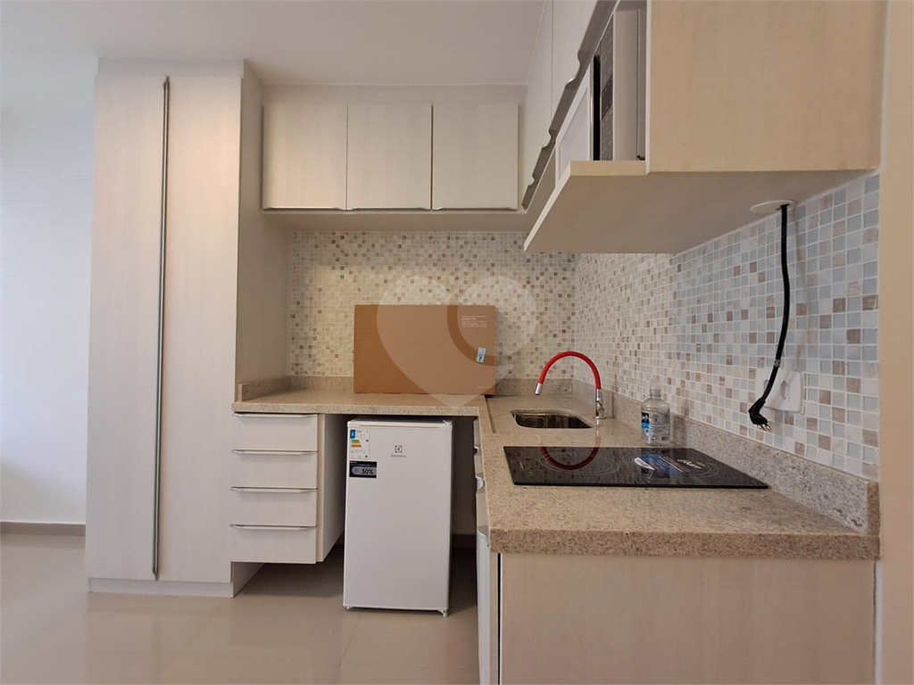 Imóvel 26m² com quarto, cozinha, sala e 1 vaga de garagem Pompéia