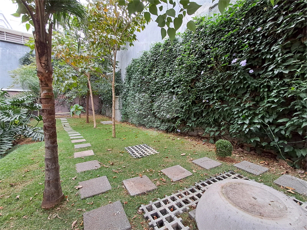 Imóvel 26m² com quarto, cozinha, sala e 1 vaga de garagem Pompéia