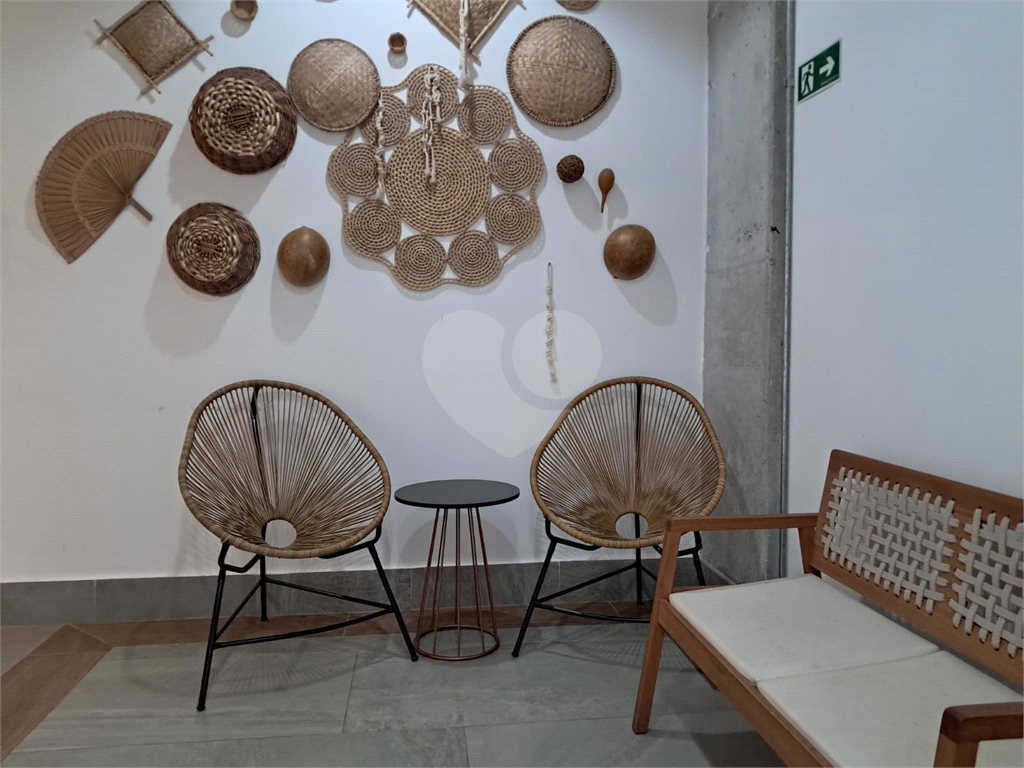 Imóvel 26m² com quarto, cozinha, sala e 1 vaga de garagem Pompéia