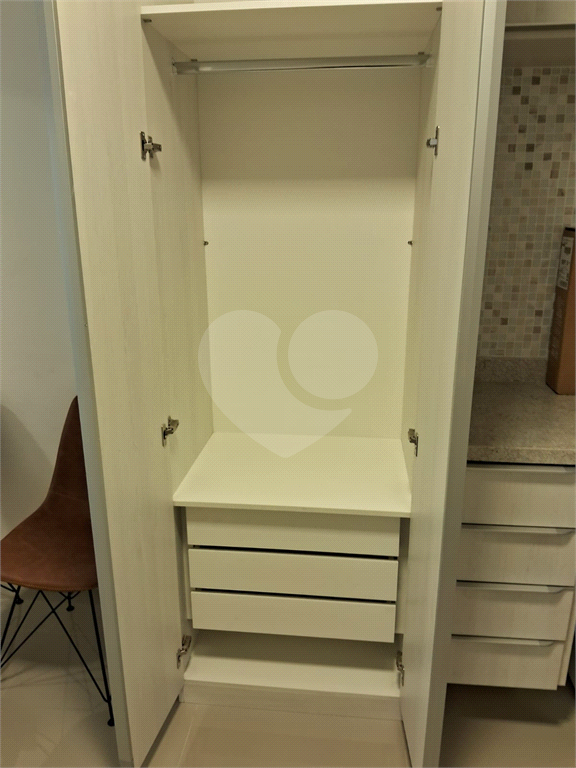 Imóvel 26m² com quarto, cozinha, sala e 1 vaga de garagem Pompéia