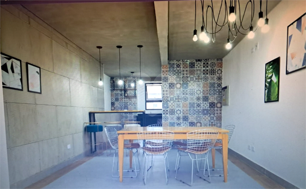 Imóvel 26m² com quarto, cozinha, sala e 1 vaga de garagem Pompéia