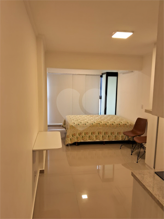 Imóvel 26m² com quarto, cozinha, sala e 1 vaga de garagem Pompéia