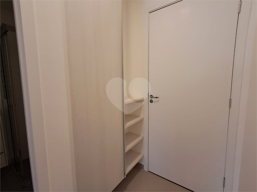 Imóvel 26m² com quarto, cozinha, sala e 1 vaga de garagem Pompéia