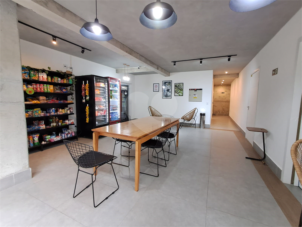 Imóvel 26m² com quarto, cozinha, sala e 1 vaga de garagem Pompéia