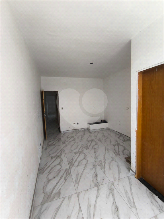 Sobrado Novíssimo à Venda – 3 Dormitórios, Suíte, Quintal e 6 Vagas – 132m² de Terreno