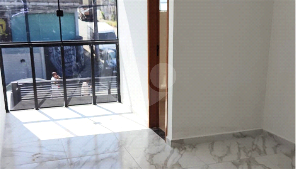 Sobrado Novíssimo à Venda – 3 Dormitórios, Suíte, Quintal e 6 Vagas – 132m² de Terreno