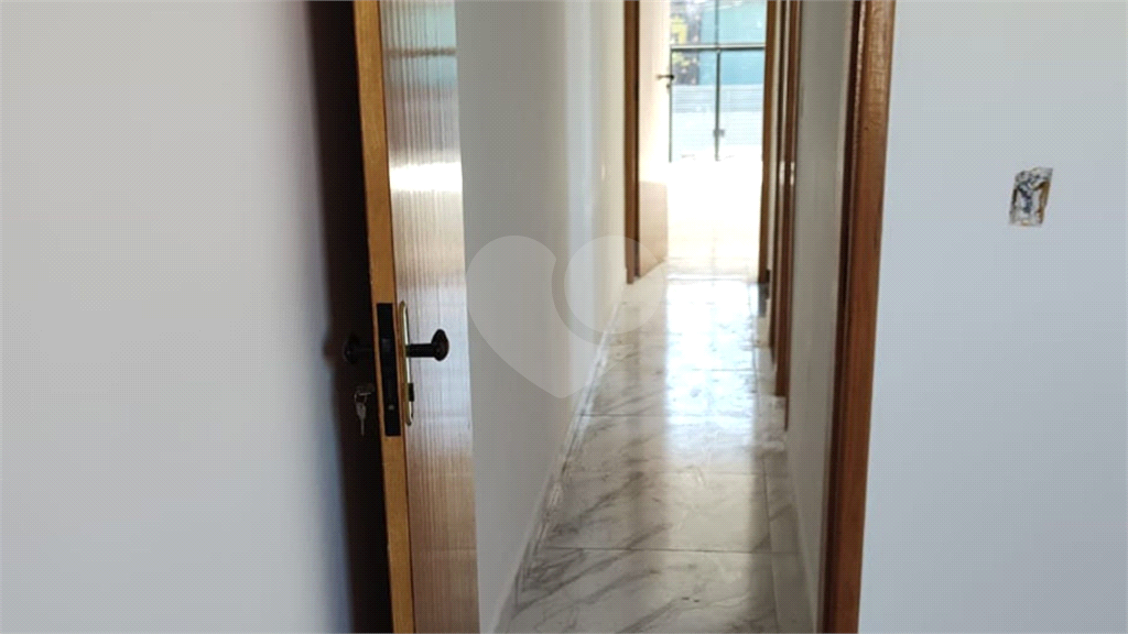 Sobrado Novíssimo à Venda – 3 Dormitórios, Suíte, Quintal e 6 Vagas – 132m² de Terreno