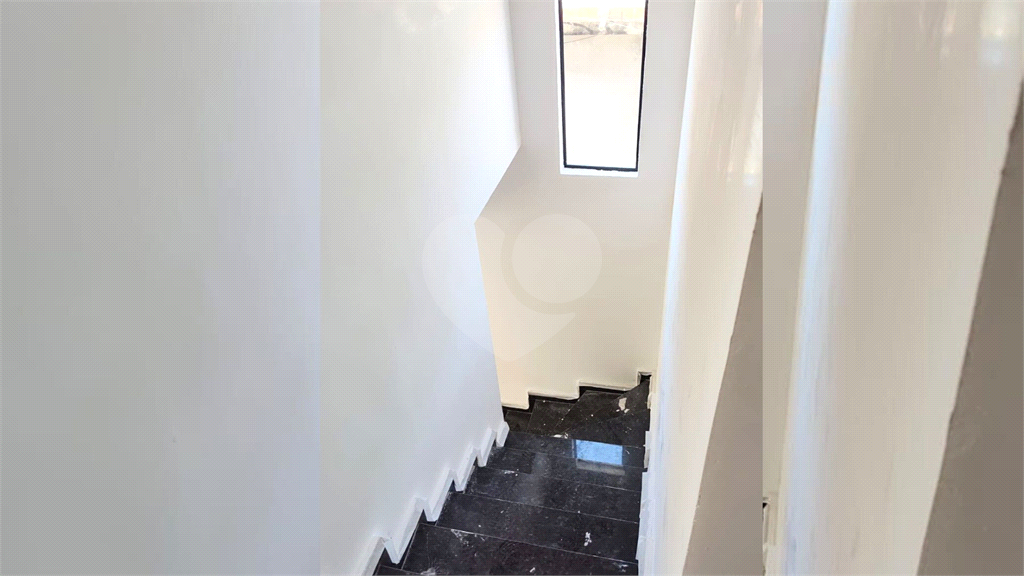 Sobrado Novíssimo à Venda – 3 Dormitórios, Suíte, Quintal e 6 Vagas – 132m² de Terreno