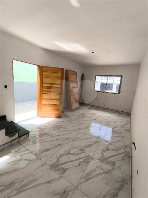 Sobrado Novíssimo à Venda – 3 Dormitórios, Suíte, Quintal e 6 Vagas – 132m² de Terreno