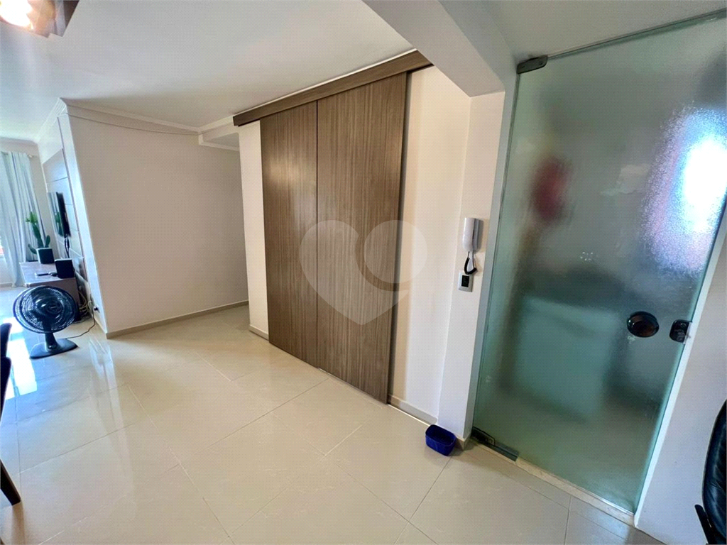 Belo apartamento com dois dormitório, 2 salas, uma bela suite, com banheira, totalmente reformado.
