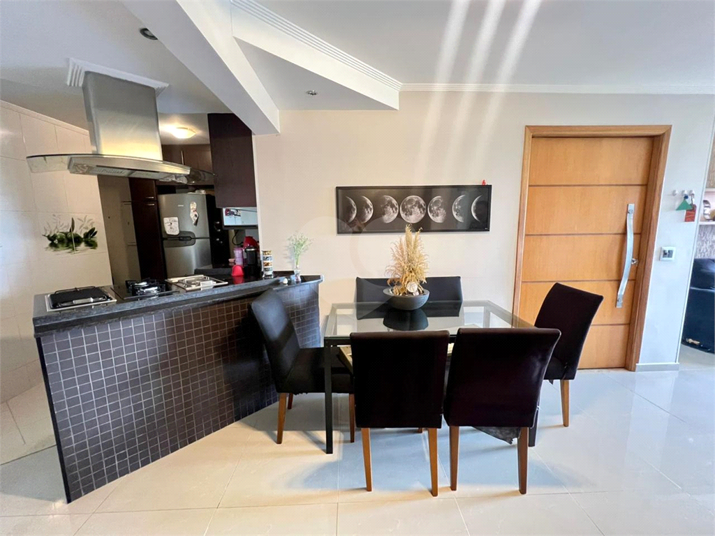Belo apartamento com dois dormitório, 2 salas, uma bela suite, com banheira, totalmente reformado.