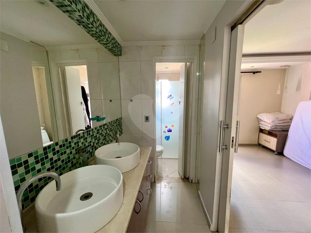 Belo apartamento com dois dormitório, 2 salas, uma bela suite, com banheira, totalmente reformado.