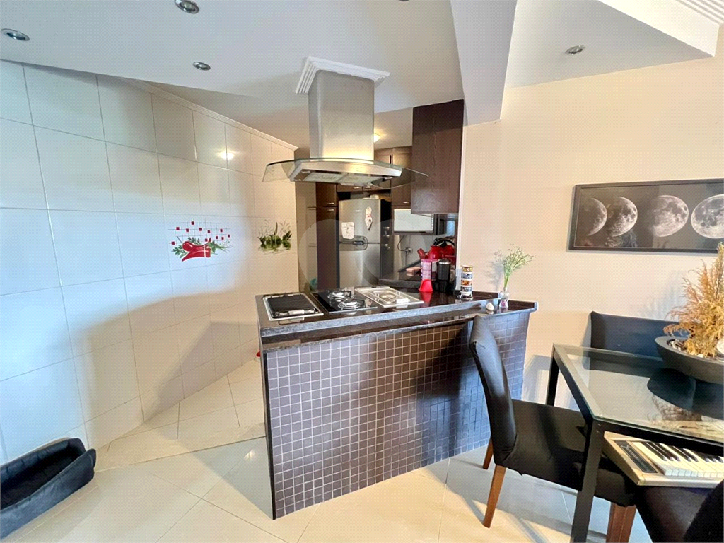 Belo apartamento com dois dormitório, 2 salas, uma bela suite, com banheira, totalmente reformado.