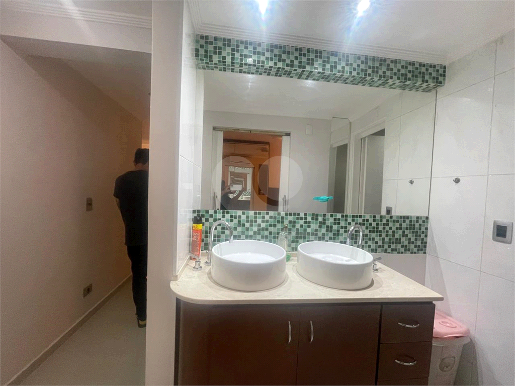 Belo apartamento com dois dormitório, 2 salas, uma bela suite, com banheira, totalmente reformado.