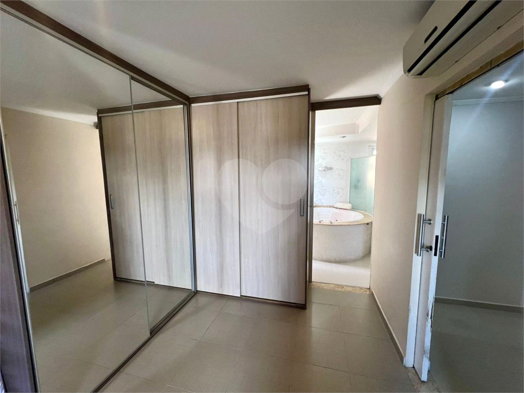 Belo apartamento com dois dormitório, 2 salas, uma bela suite, com banheira, totalmente reformado.