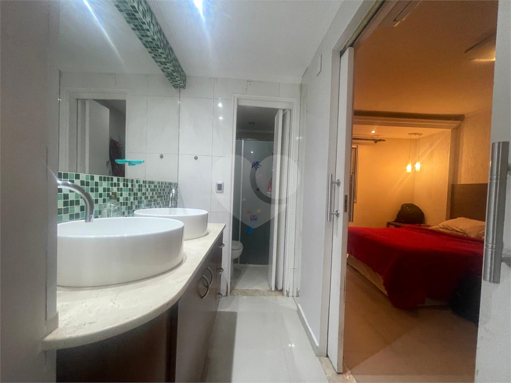 Belo apartamento com dois dormitório, 2 salas, uma bela suite, com banheira, totalmente reformado.