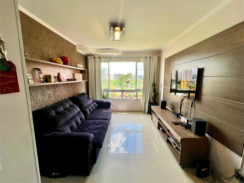 Belo apartamento com dois dormitório, 2 salas, uma bela suite, com banheira, totalmente reformado.