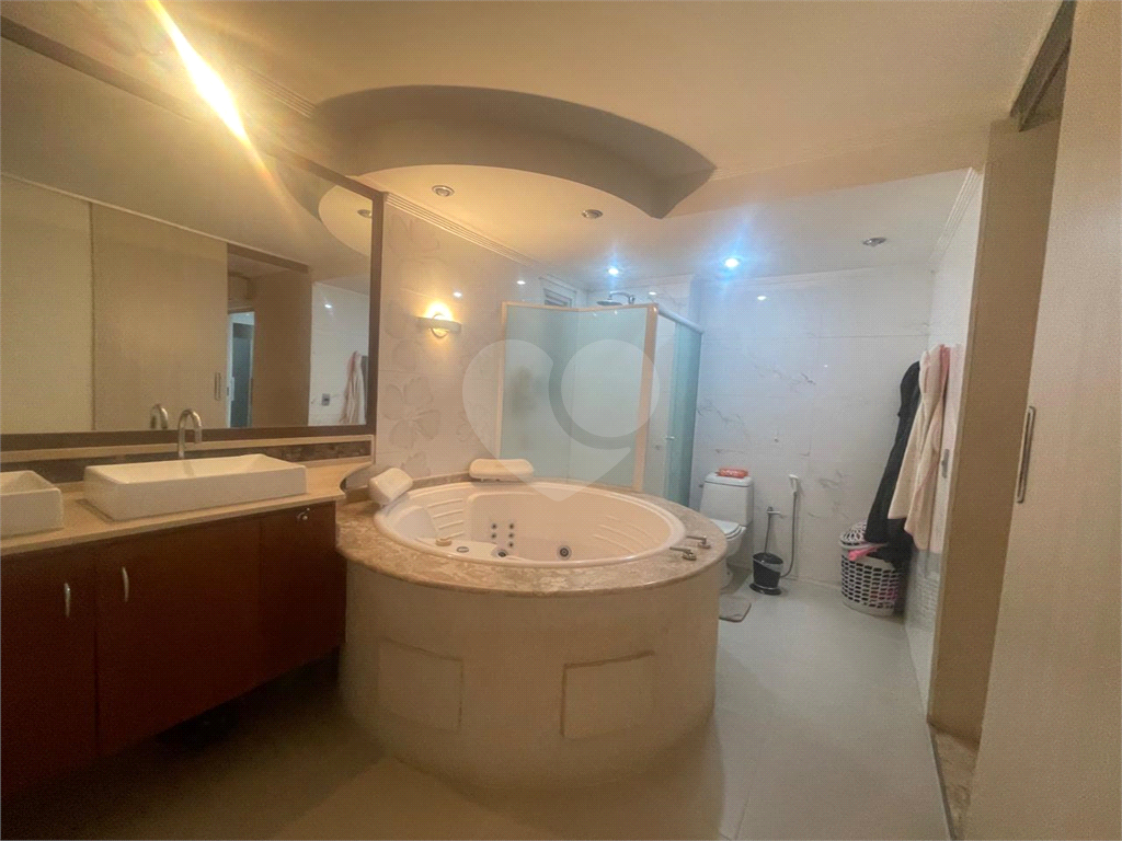Belo apartamento com dois dormitório, 2 salas, uma bela suite, com banheira, totalmente reformado.