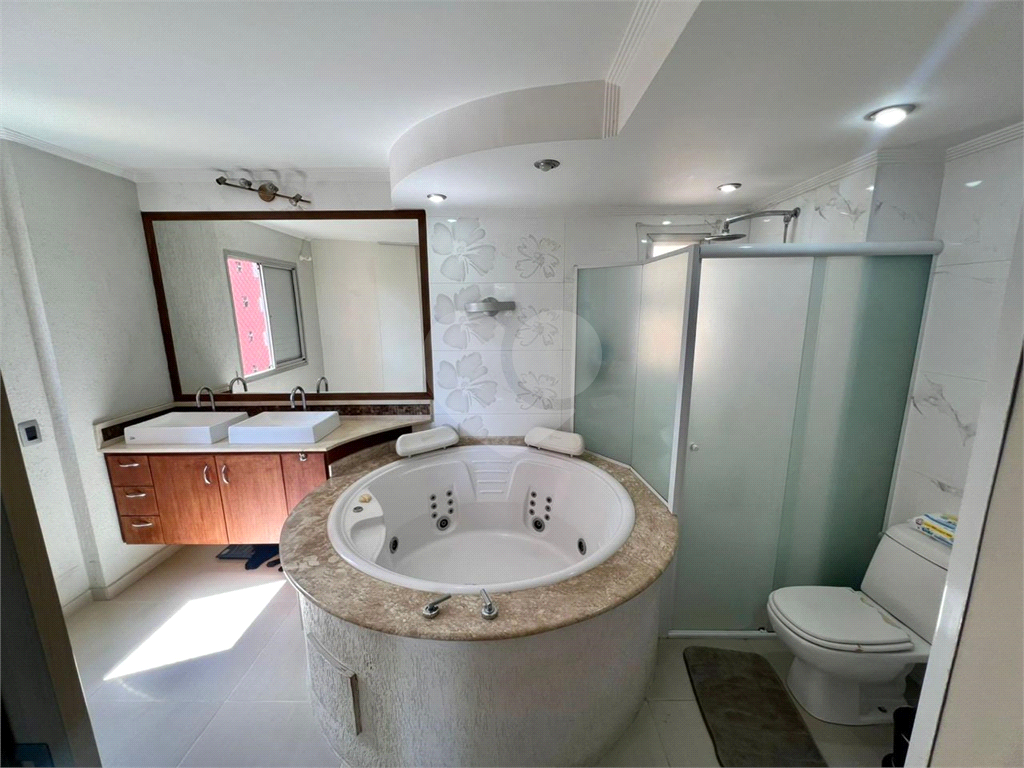Belo apartamento com dois dormitório, 2 salas, uma bela suite, com banheira, totalmente reformado.
