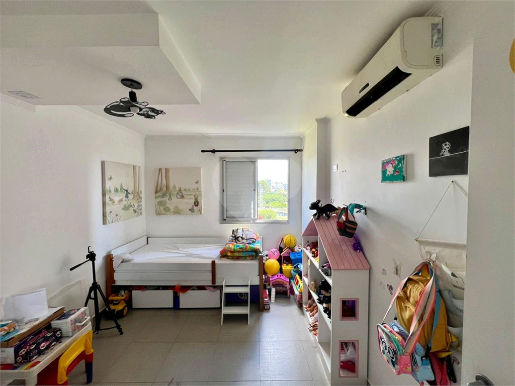Belo apartamento com dois dormitório, 2 salas, uma bela suite, com banheira, totalmente reformado.