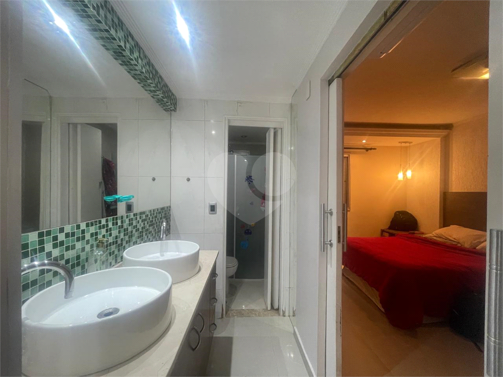 Belo apartamento com dois dormitório, 2 salas, uma bela suite, com banheira, totalmente reformado.