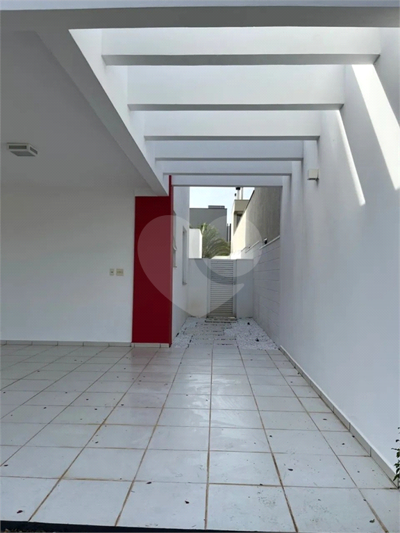 Casa de Condomínio para alugar com 3 quartos, 250m² - Foto 4