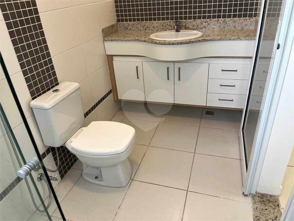 Casa de Condomínio para alugar com 3 quartos, 250m² - Foto 22