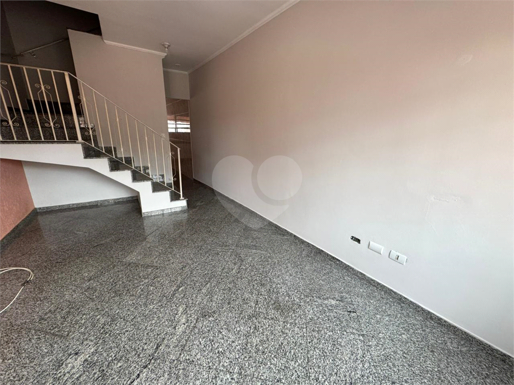Sobrado para locação| 130m²| 2 dormitórios| 3 vagas em Vila Nivi| SP!