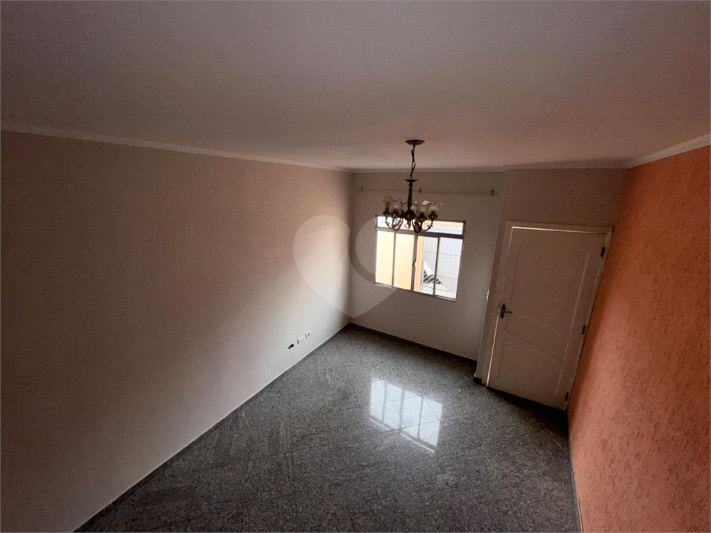 Sobrado para locação| 130m²| 2 dormitórios| 3 vagas em Vila Nivi| SP!