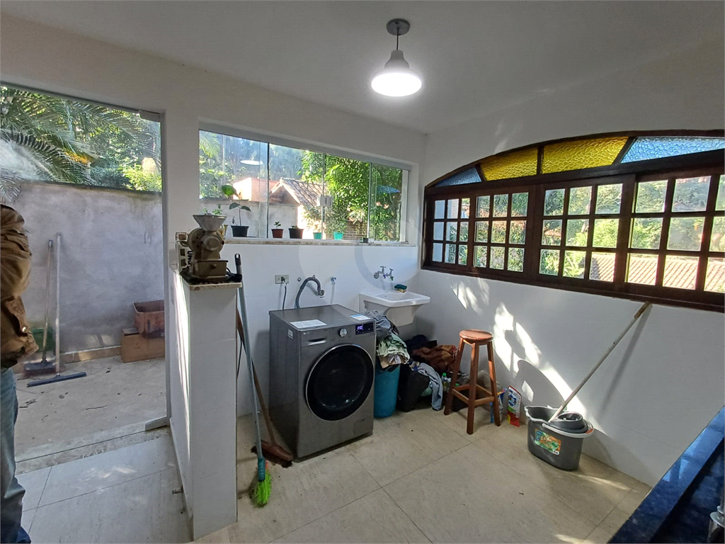 Casa à venda| 312m²| 4 dormitórios (2 Suítes)| 7 vagas em Caraguatá| SP!