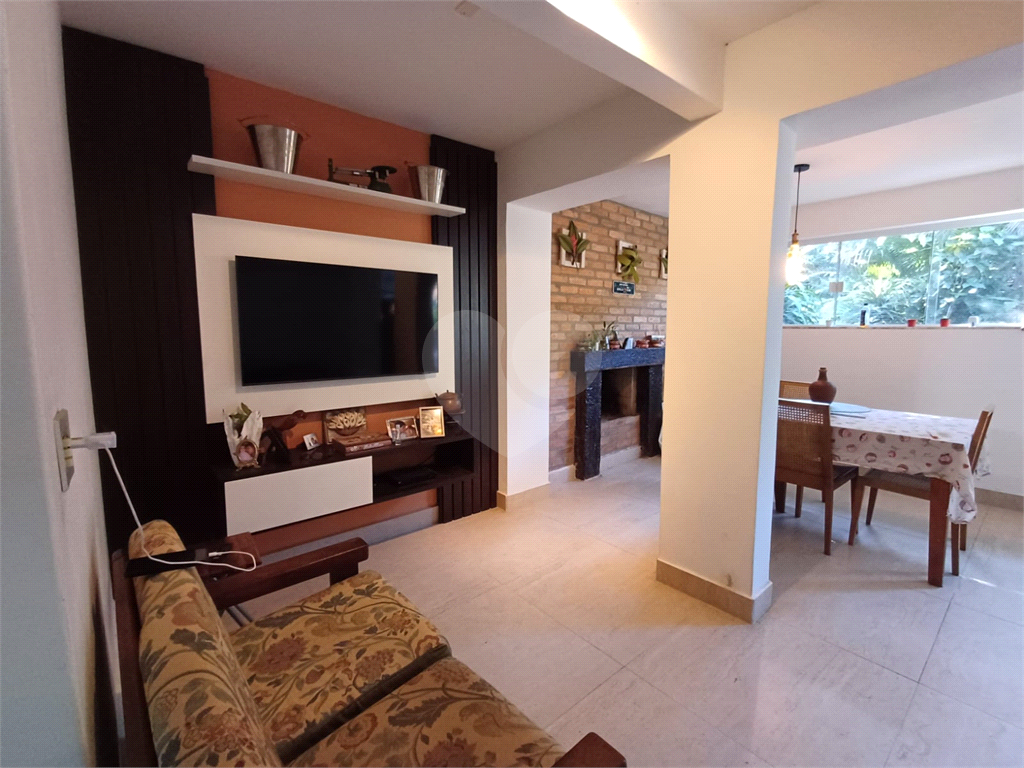 Casa à venda| 312m²| 4 dormitórios (2 Suítes)| 7 vagas em Caraguatá| SP!