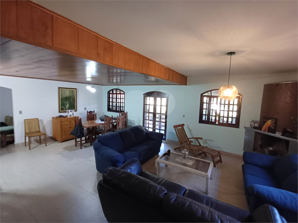 Casa à venda| 312m²| 4 dormitórios (2 Suítes)| 7 vagas em Caraguatá| SP!